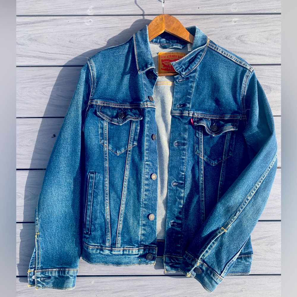 New w/o tags Levi’s Denim Trucker Jacket, Men’s Small.